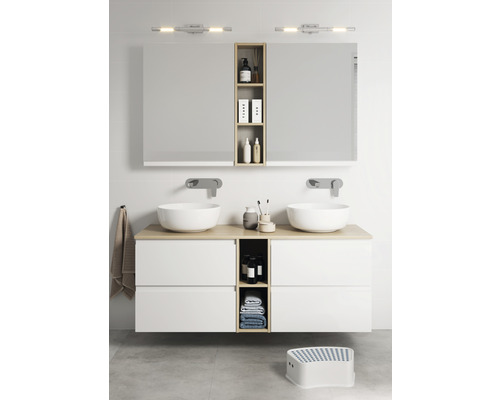 Baie modernă cu chiuvetă dublă, oglindă, dulap inferior și taburet