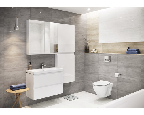 Baie modernă cu lavoar, dulap cu oglindă, WC suspendat și faianță gri.