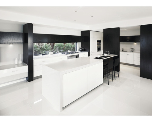 Bucătărie luminoasă, spațioasă, cu insulă de bucătărie, accente negre și aparate moderne