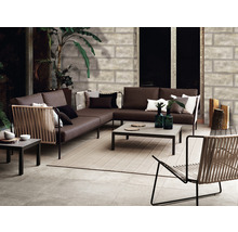 Scenă cu mobilier de grădină: canapea de colț, fotoliu și masă pe o terasă.