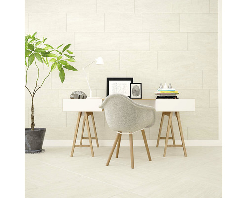 Cameră luminoasă cu perete de faianță, birou și scaun