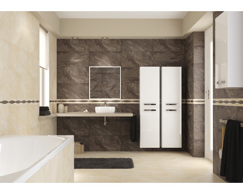 Baie luminoasă cu cadă, chiuvetă, oglindă și dulapuri