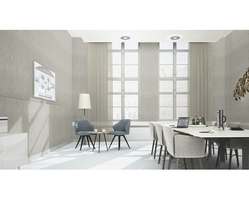 Sală de conferințe cu masă de conferințe, scaune, tablă albă și lumină naturală