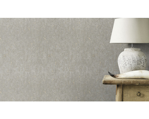 Design interior cu tapet vlies gri și lampă de masă