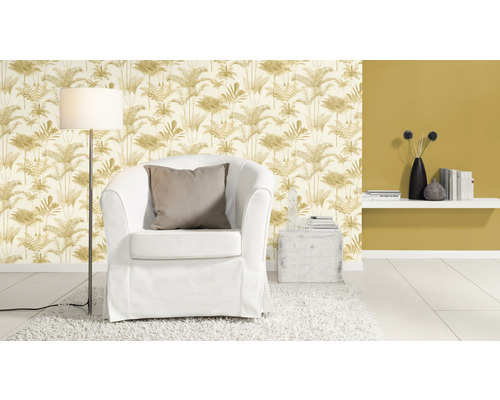 Living cu fotoliu, lampadar și tapet cu model de plante