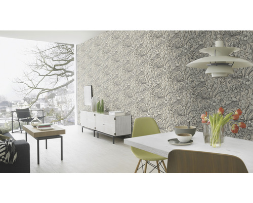 Cameră de zi cu tapet cu model floral, masă de sufragerie, scaune și bufet