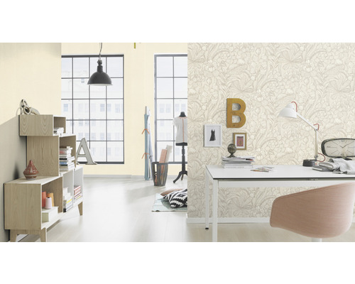 Cameră luminoasă cu tapet cu model floral, birou și rafturi