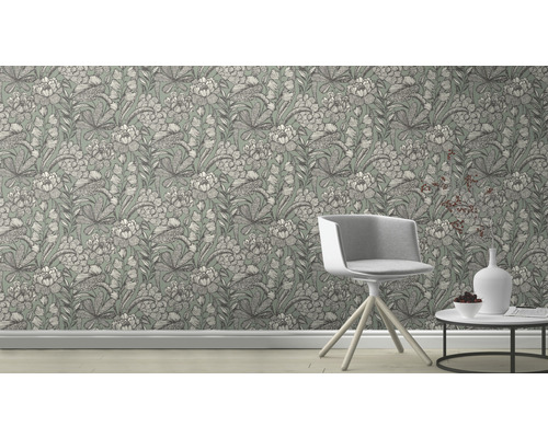 Design de cameră cu tapet floral, scaun și măsuță laterală