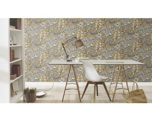 Cameră de lucru cu tapet floral, birou și bibliotecă