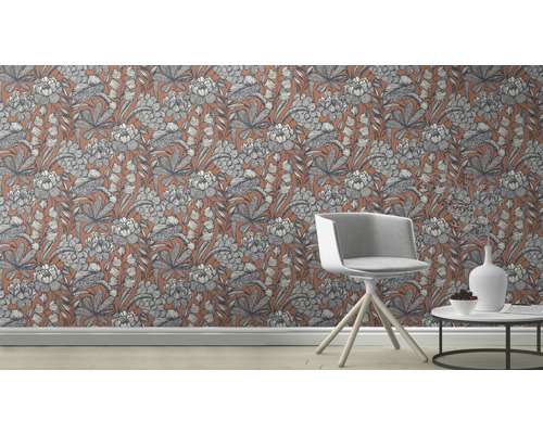 Imagine cu o cameră cu tapet modelat cu motiv floral