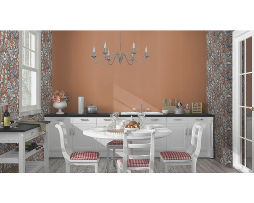 Bucătărie luminoasă cu masă de sufragerie, scaune și tapet floral pentru o ambianță primitoare.