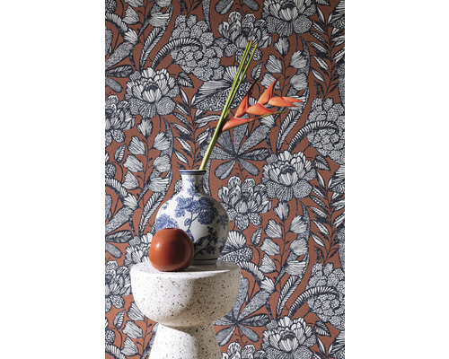 Natură statică decorativă cu vază cu flori în fața unui tapet cu model