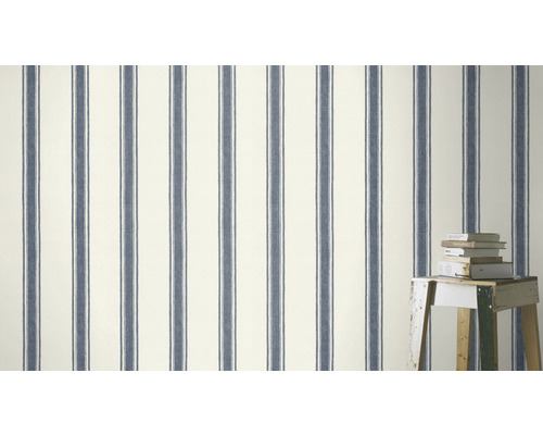 Tapet cu model în dungi și stivă de cărți pe un taburet