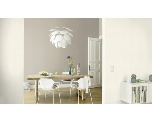 Sufragerie luminoasă cu masă din lemn, scaune și lampă suspendată