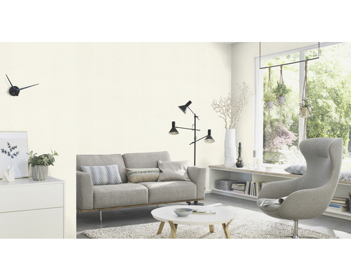 Living luminos cu canapea, fotoliu, masă și articole decorative