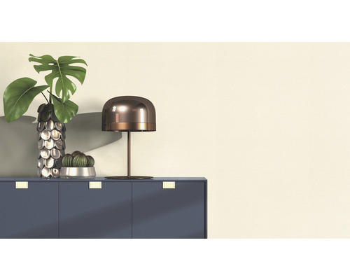 Interior decorativ cu bufet, lampă de masă și plante