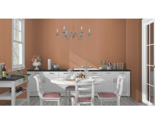 Bucătărie luminoasă cu masă și scaune