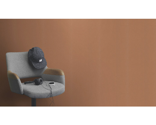 Scaun gri cu șapcă de baseball, căști și player