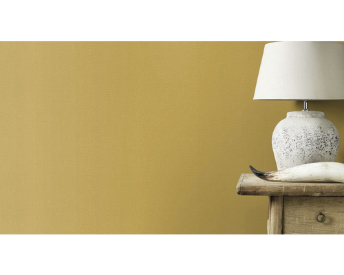 Prim-plan cu un perete cu vopsea, veioză și decorațiuni