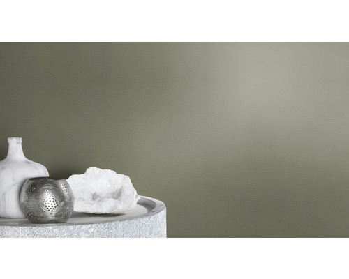 Tapet decorativ cu vază, suport pentru lumânare de ceai și piatră ornamentală pe o masă