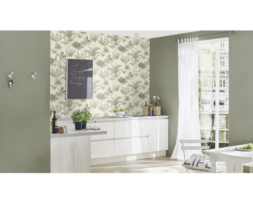 Scenă de bucătărie cu tapet, chicinetă și masă de sufragerie