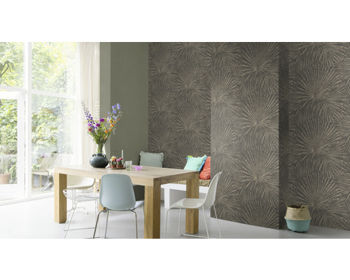 Sufragerie cu masă din lemn, scaune și un perete cu tapet cu model floral