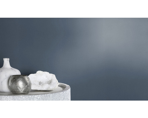 Aranjament decorativ cu vază de marmură, suport pentru lumânare tip pastilă și cuarț pe o mică masă.