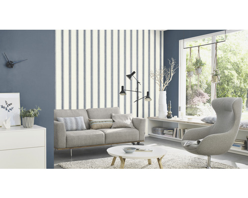 Living cu canapea, fotoliu și tapet cu dungi pentru un design interior elegant