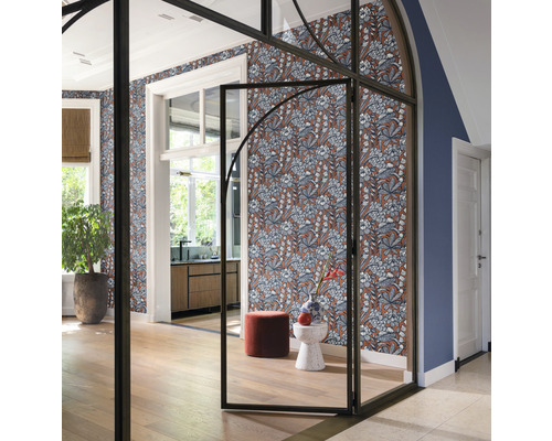 Vedere interioară a unei camere cu tapet cu model floral, separator de cameră cu cadru de oțel și podea din lemn