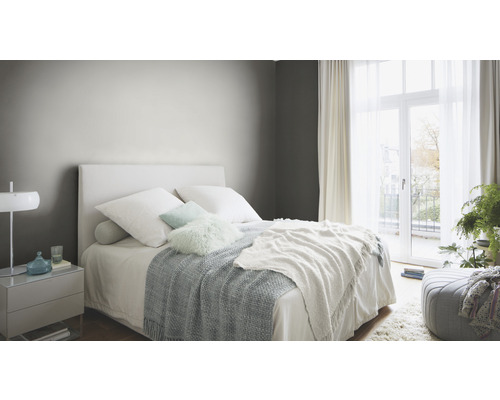 Dormitor cu pat, noptieră și lumină naturală