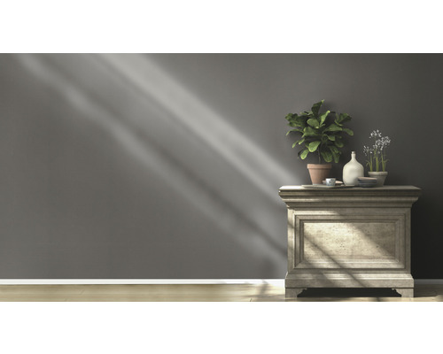 Comodă decorativă cu plante și obiecte decorative pe un fundal de perete gri