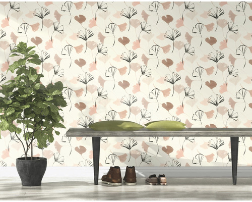 Imagine a unei încăperi cu tapet cu model de frunze de ginkgo, bancă, perne și plantă de interior