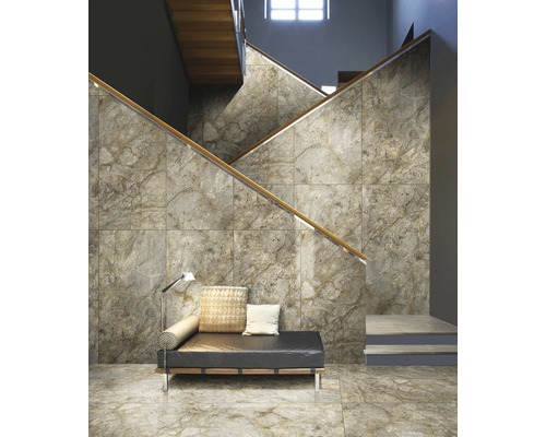 Interior cu scară, loc de ședere și plăci de faianță și gresie cu aspect de marmură