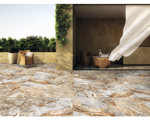 Spațiu exterior cu gresie cu aspect de marmură, zonă de relaxare și vegetație luxuriantă