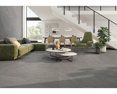 Living modern cu gresie gri, canapea, masă, scaune și scară