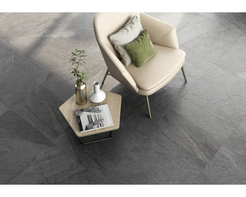 Gresie într-o cameră de zi cu fotoliu și măsuță laterală.