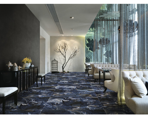 Interior cu gresie cu aspect de marmură, mobilier de ședere și elemente decorative.