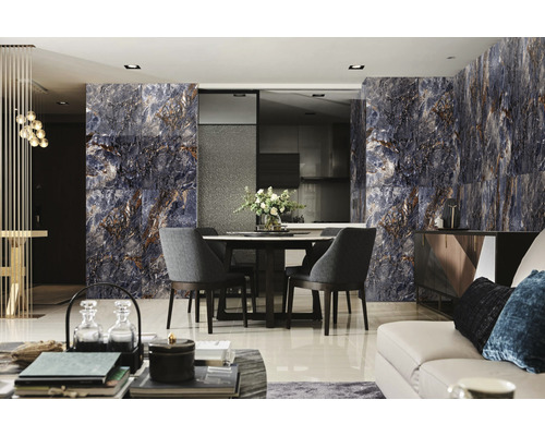 Cameră de zi luminoasă cu set de masă și placare de perete cu aspect de marmură