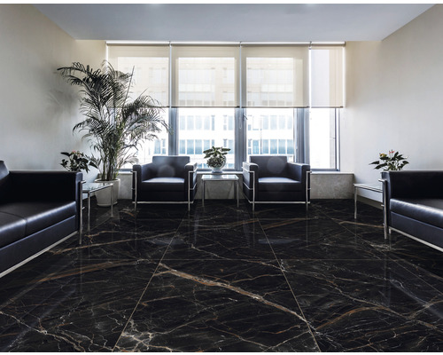 Sală de așteptare cu gresie neagră cu aspect de marmură, fotolii și plante