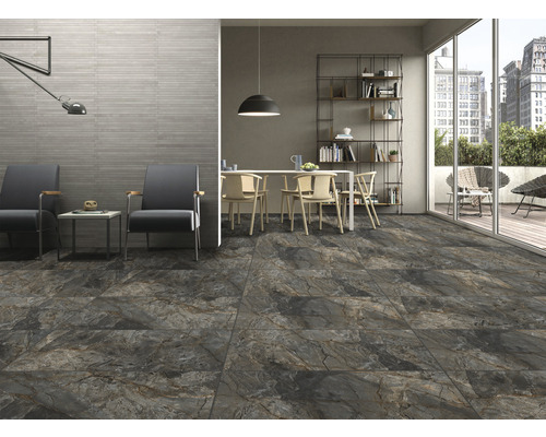 Un living cu gresie cu aspect de marmură, scaune și o masă de sufragerie.