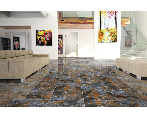 Living luminos cu gresie cu aspect de marmură, canapea și opere de artă