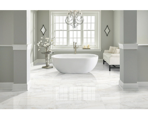 Baie luminoasă cu cadă independentă, pardoseală cu gresie și iluminat decorativ