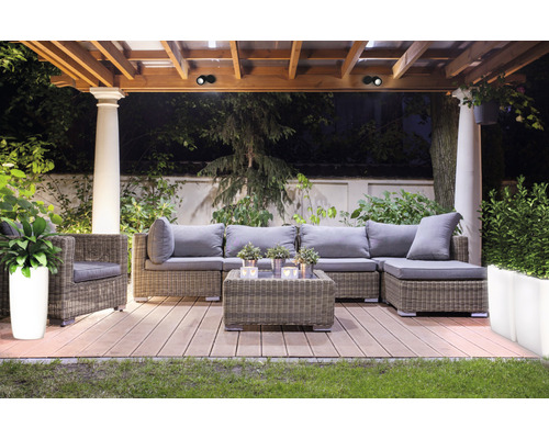 Terasa cu mobilier din ratan, jardiniere și pergolă