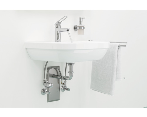 Chiuvetă cu robinet, dozator de săpun și suport pentru prosoape în baie