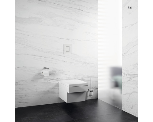 Baie modernă cu WC suspendat, placă de acționare, suport pentru hârtie igienică și perie WC