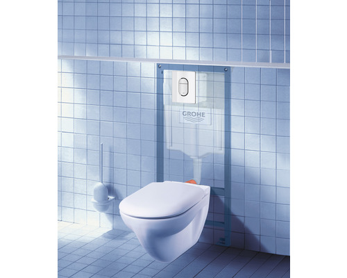 Toaletă suspendată cu rezervor și panou de comandă într-o baie