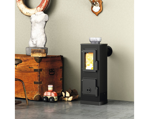 Șemineu negru într-un living cu decorațiuni