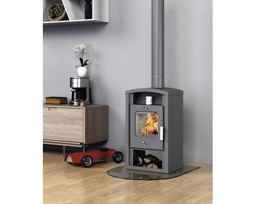 Șemineu în camera de zi cu lemne și decorațiuni