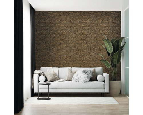 Living cu perete de plută, canapea, plantă de interior și măsuță laterală