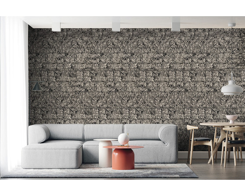 Cameră de zi cu canapea, masă și tapet cu model de piatră